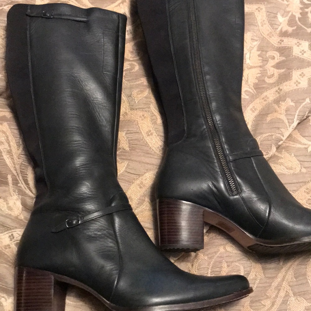 Timberland ladies leather boots w/ stretch panel.